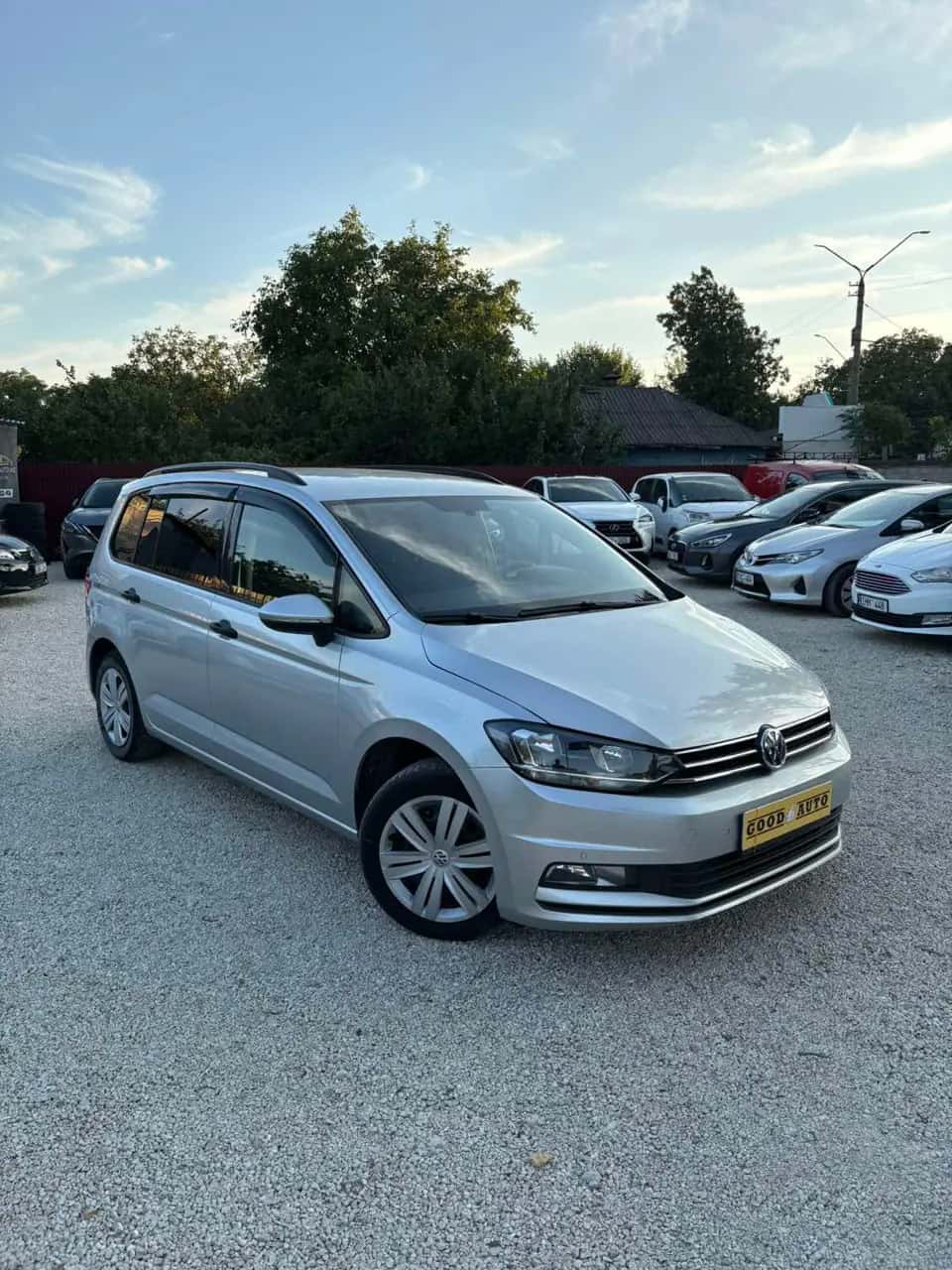 Volkswagen Touran - fotografia 3