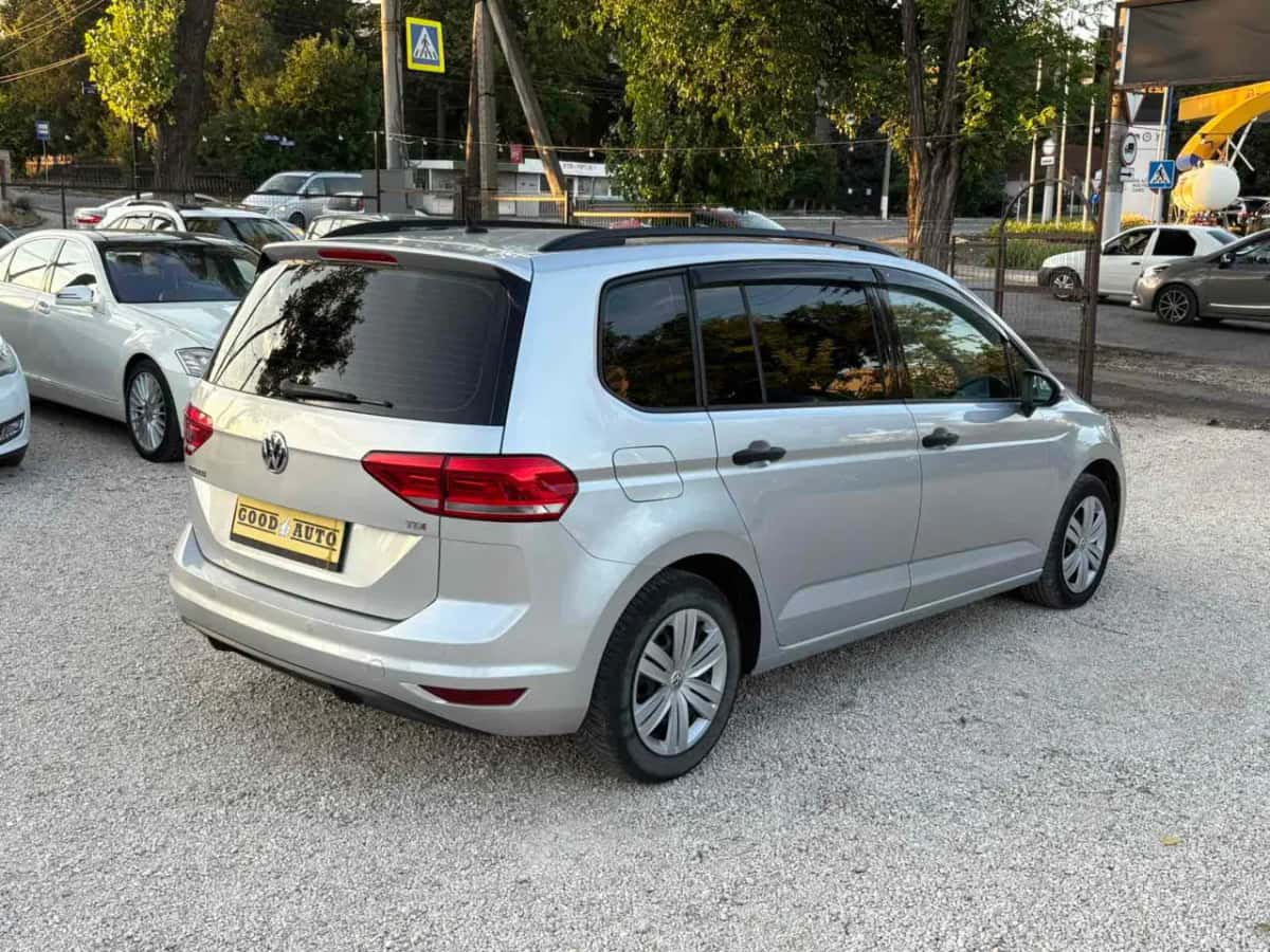 Volkswagen Touran - fotografia 6