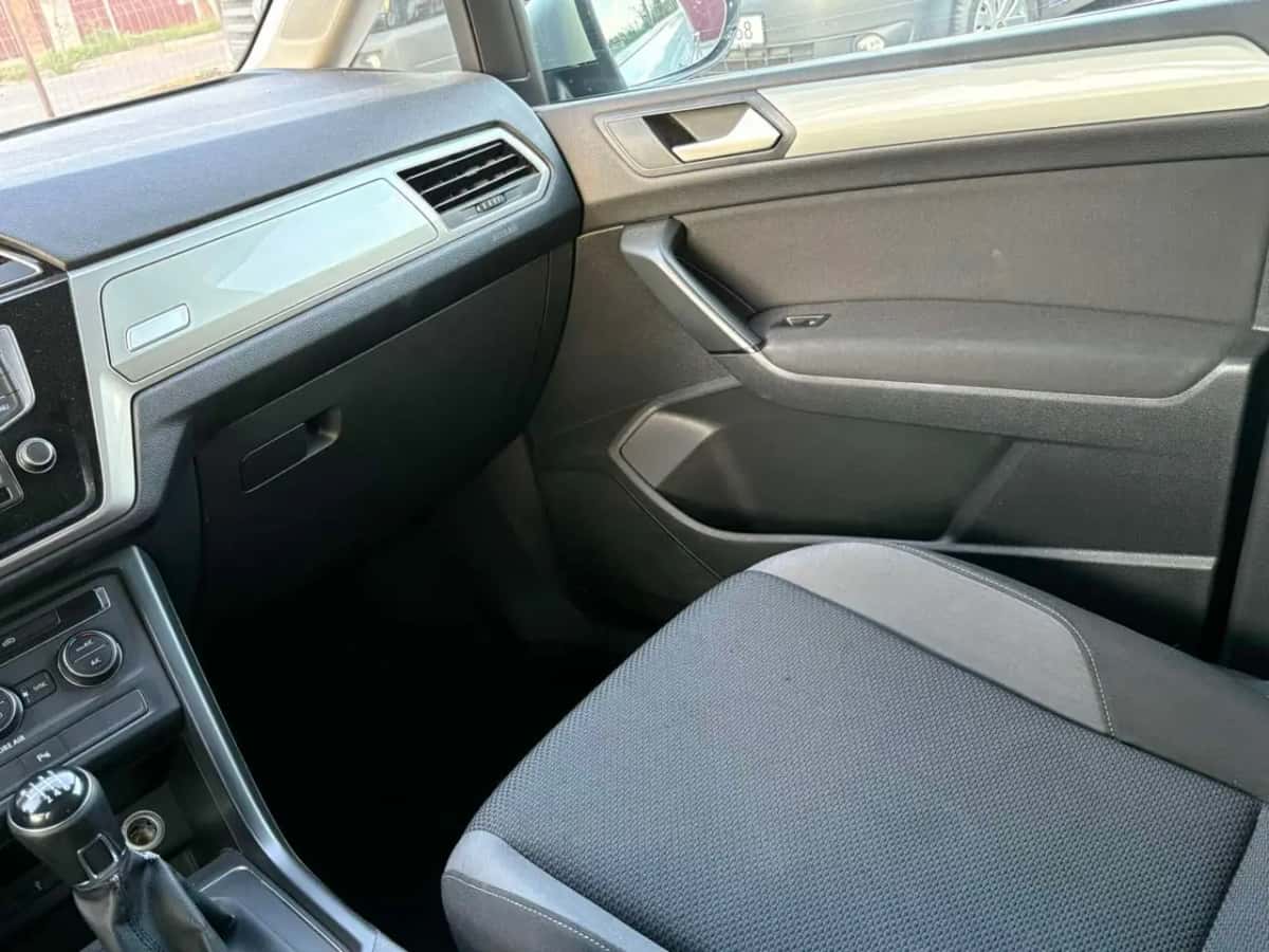 Volkswagen Touran - fotografia 9