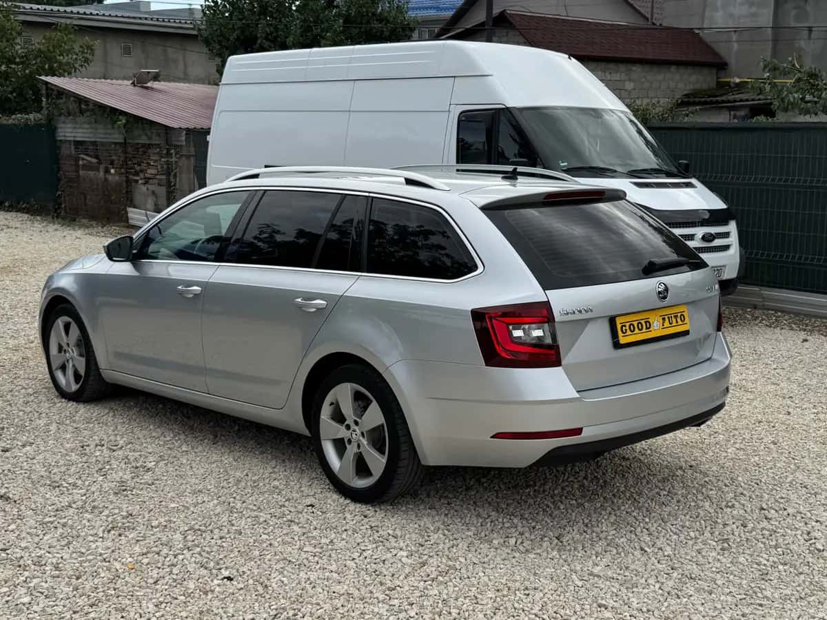 Skoda Octavia - fotografia 6
