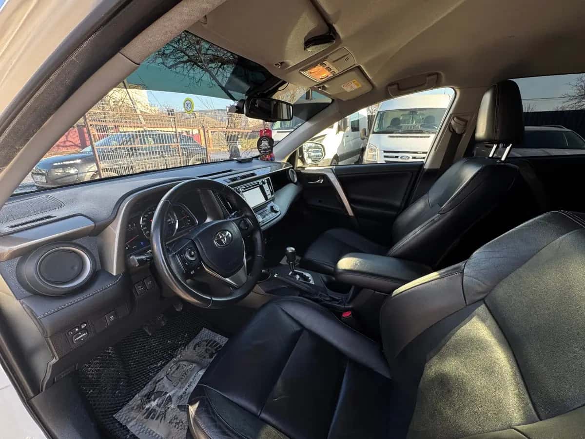 Toyota Rav 4 - fotografia 11
