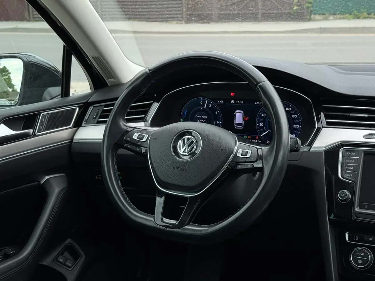 Volkswagen Passat - fotografia 17