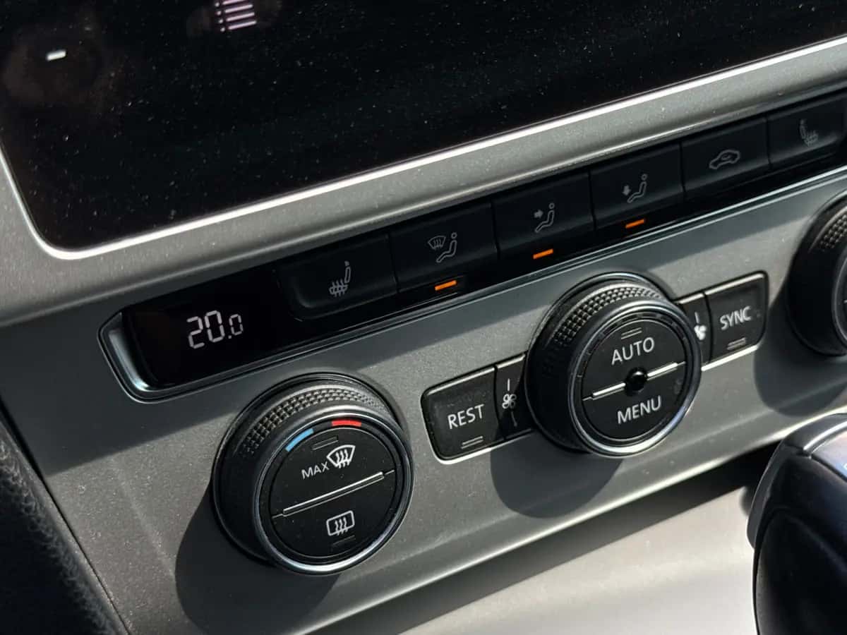 Volkswagen Passat - fotografia 13