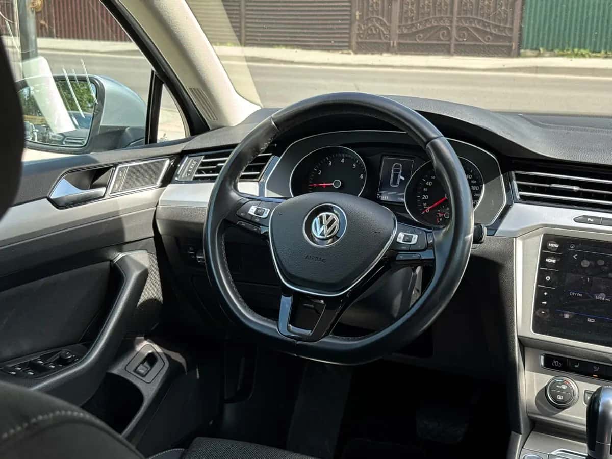 Volkswagen Passat - fotografia 15