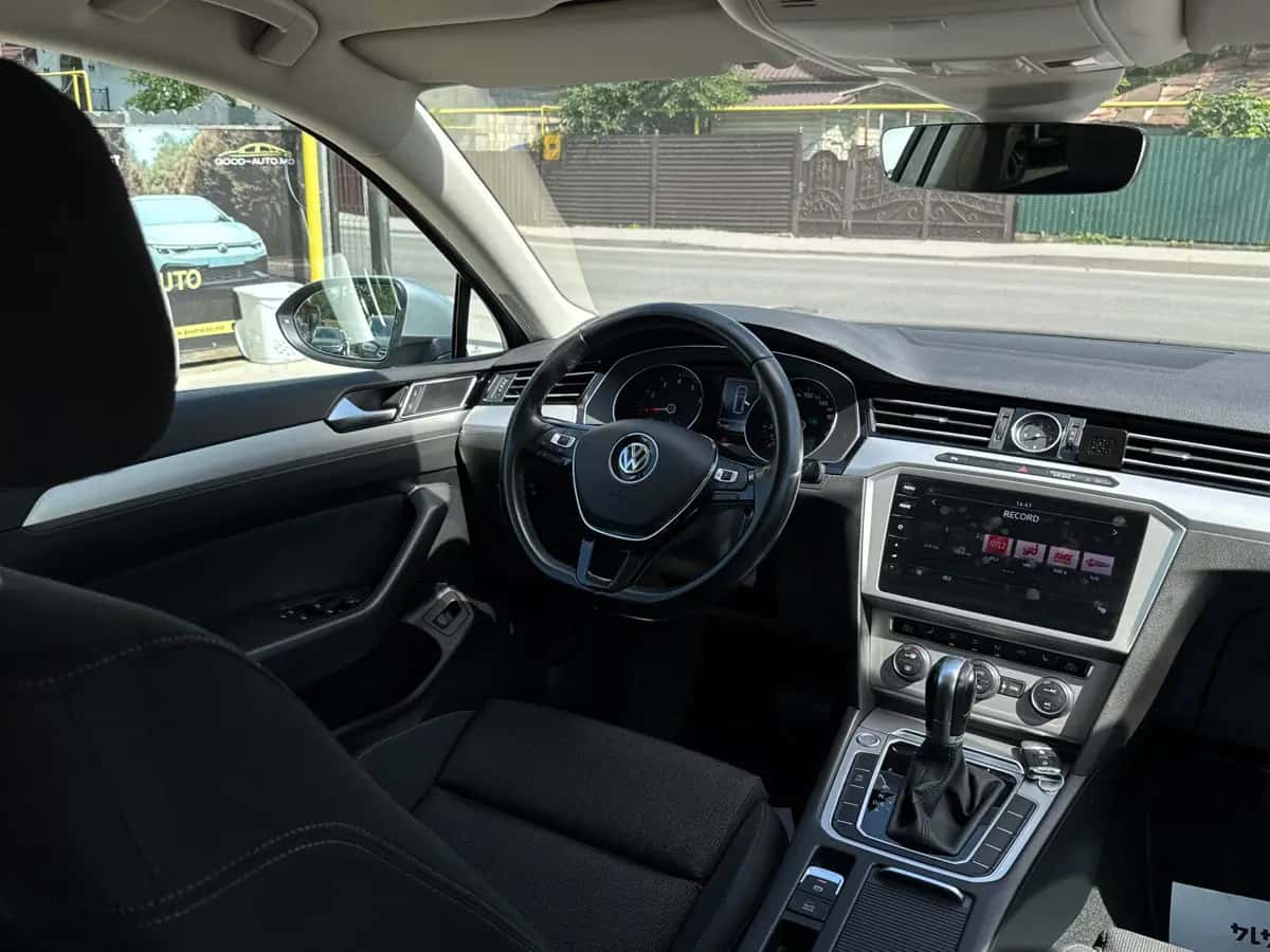 Volkswagen Passat - fotografia 17