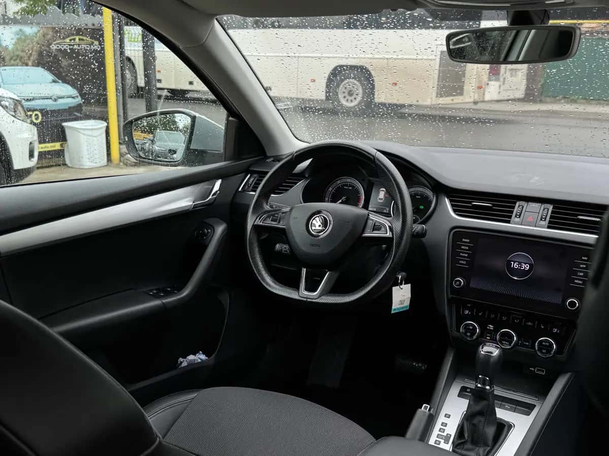 Skoda Octavia - fotografia 16