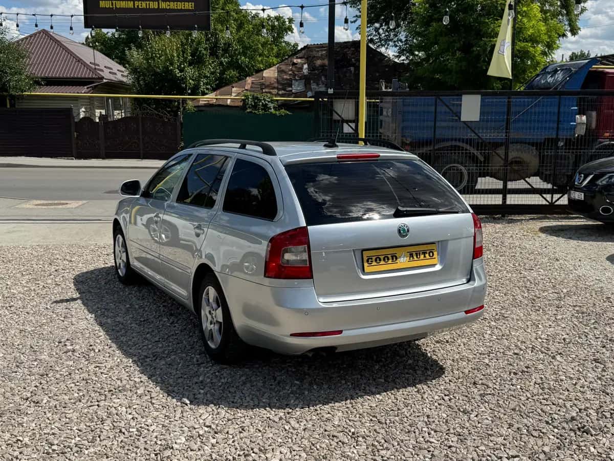 Skoda Octavia - fotografia 2